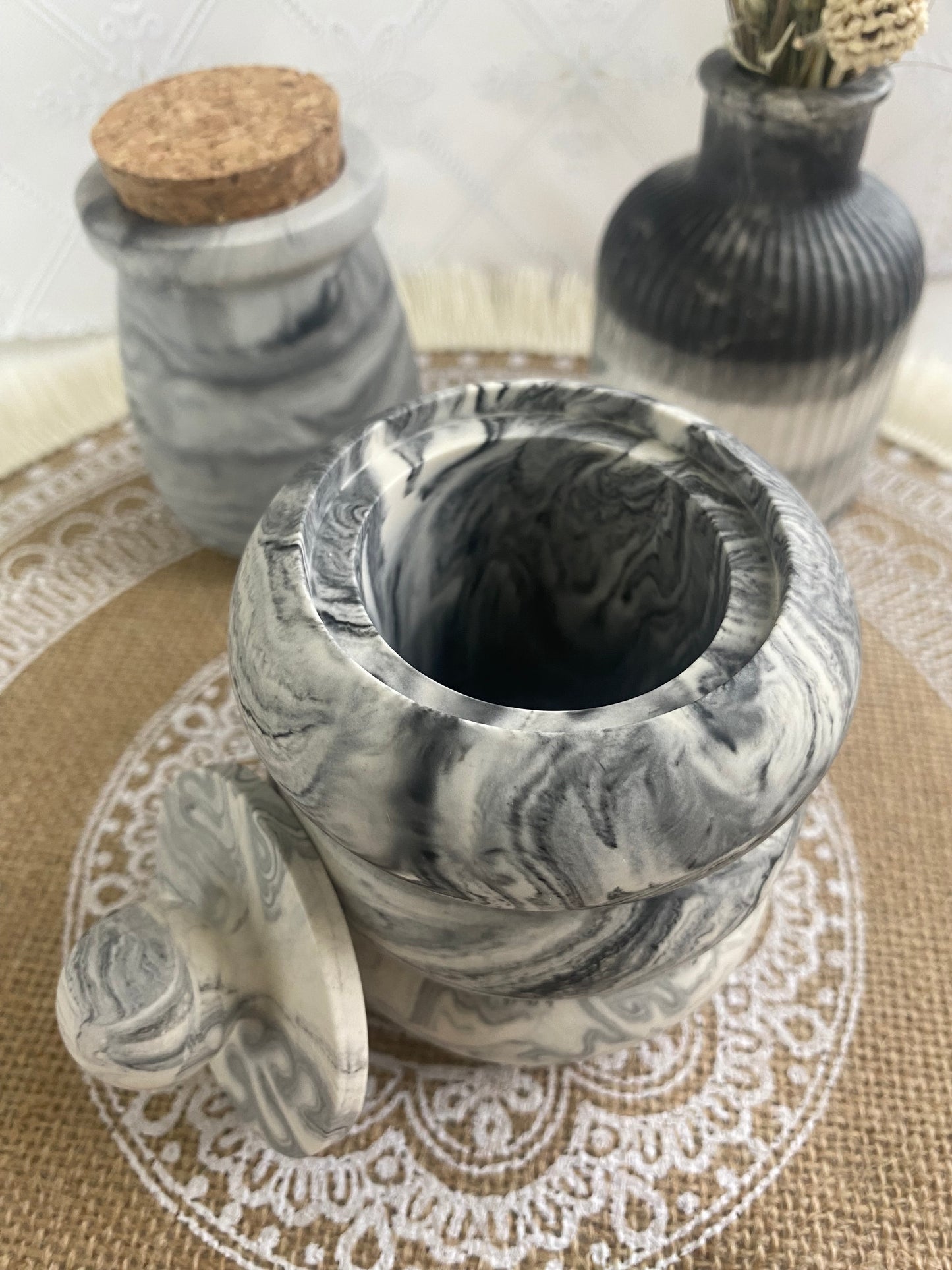 Pot cerclé et bouchon (plusieurs coloris)