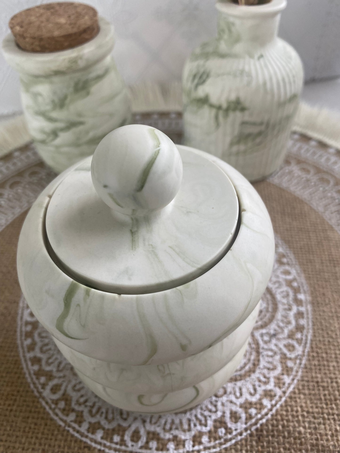 Pot cerclé et bouchon (plusieurs coloris)