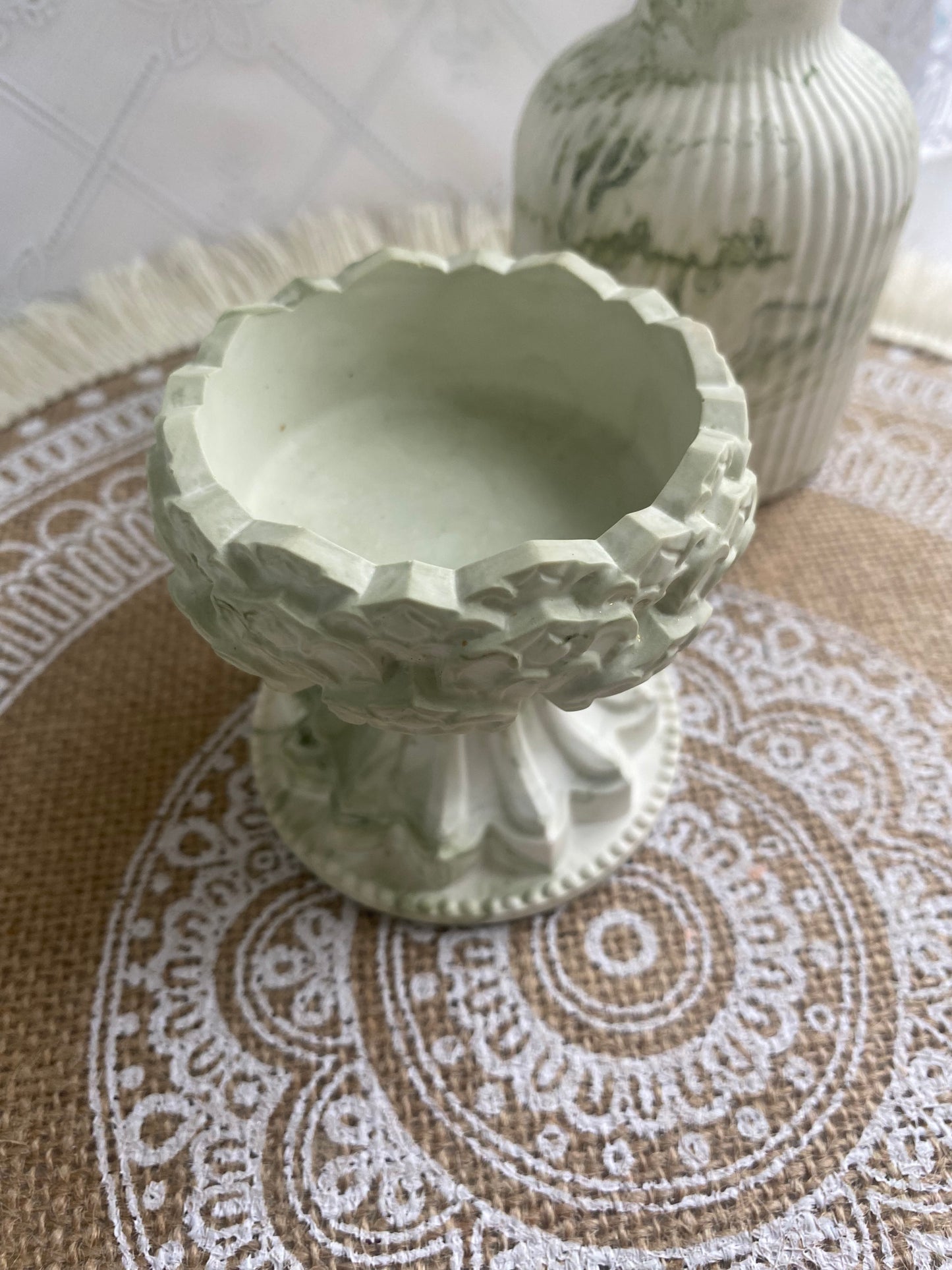 Petit pot vintage sur pied (plusieurs coloris)