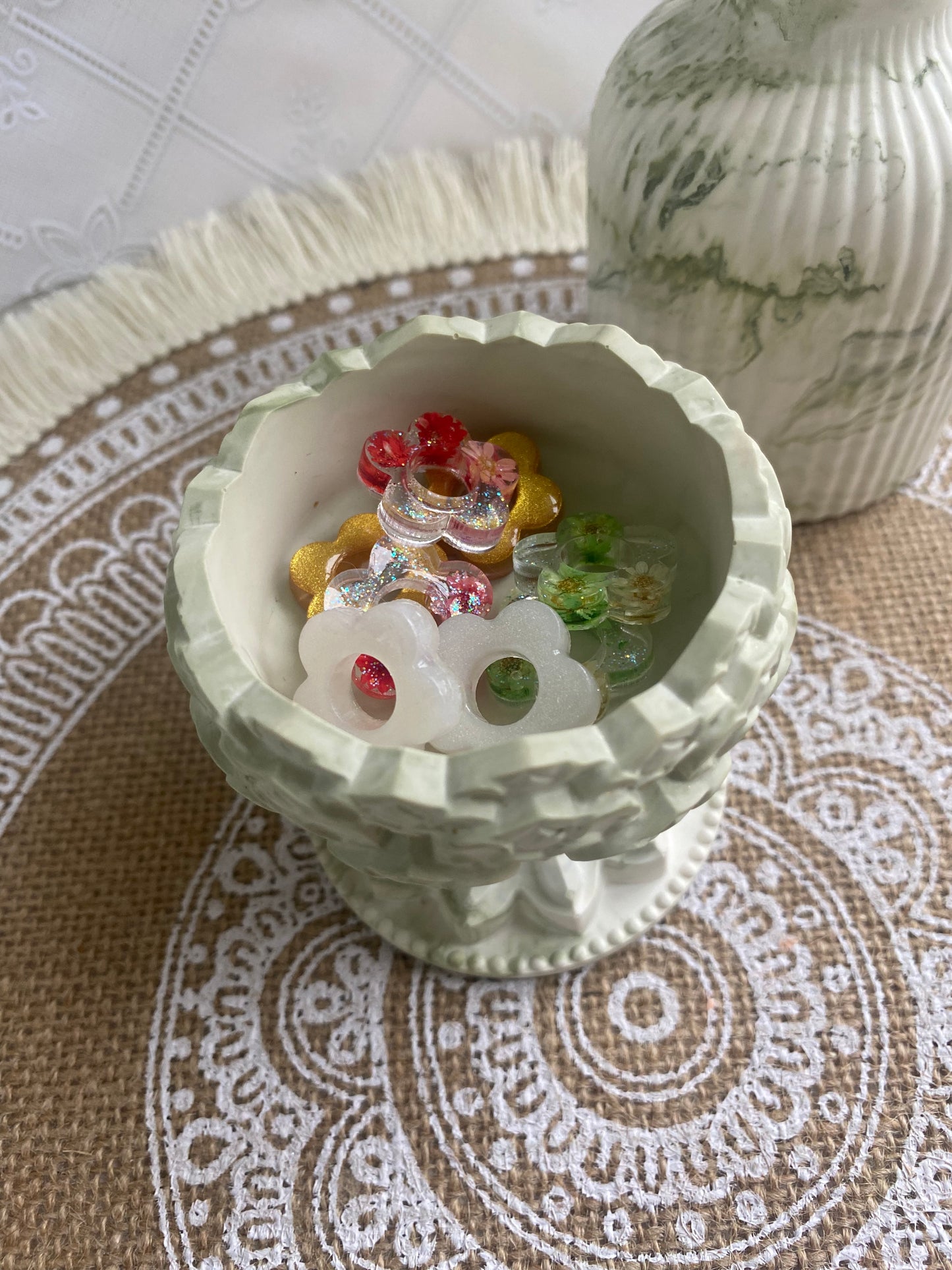 Petit pot vintage sur pied (plusieurs coloris)
