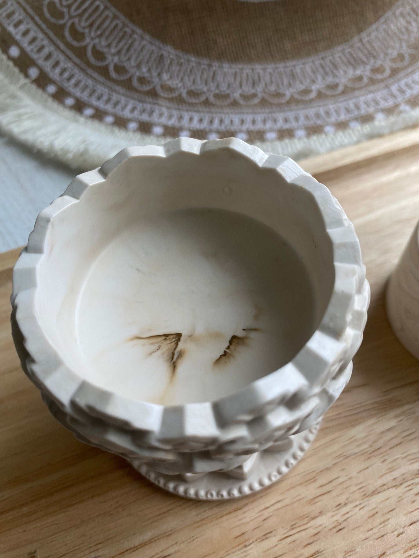 Petit pot vintage sur pied (plusieurs coloris)